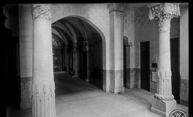 Aspecte parcial del vestíbul de la Caixa d'Estalvis de Sabadell.