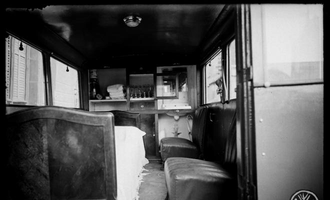 Interior d'una ambulància de la Creu Roja. Sabadell