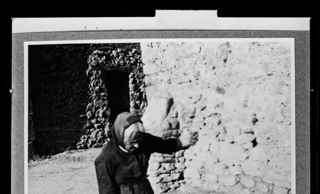 Filadora a mà retorçant el fil (Llibori Gallego). Sabadell