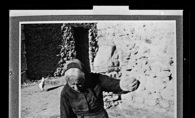 Filadora de mà retorcent el fil (Llibori Gallego). Sabadell