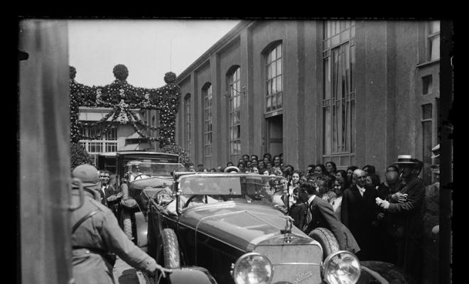 El rei Alfons XIII i el general Primo de Rivera sortint d'un automòbil. Sabadell