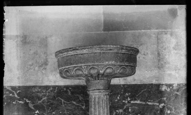 Font baptismal a l'ésglésia de Sant Esteve de Ripollet