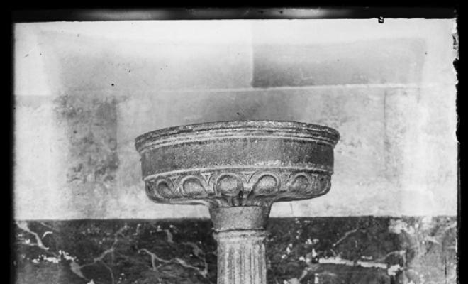 Font baptismal a l'ésglésia de Sant Esteve de Ripollet