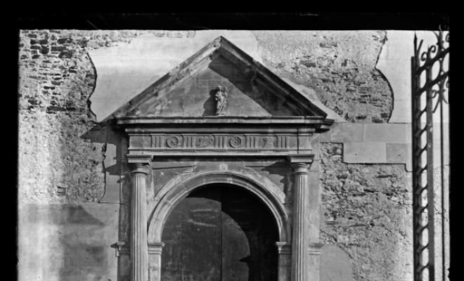 Porta d'entrada a l'Església de Sant Martí de Cerdanyola del Vallès