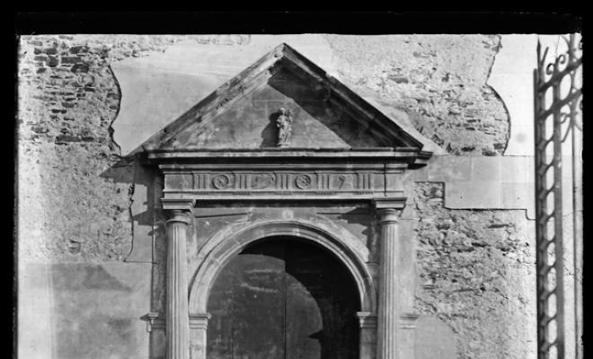 Porta d'entrada a l'Església de Sant Martí de Cerdanyola del Vallès