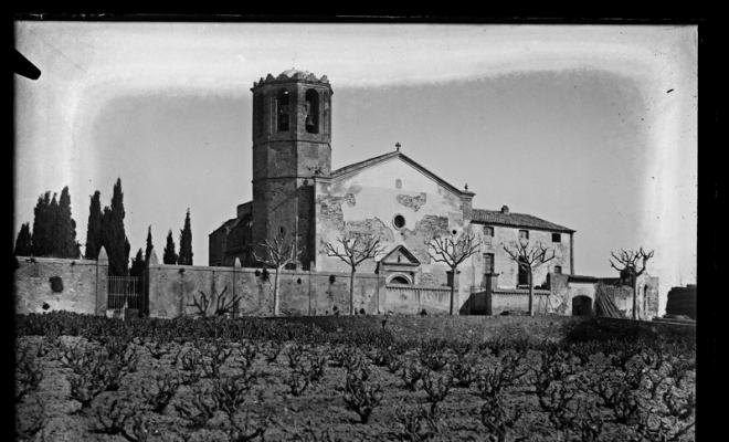 Vista total exterior de l'Església vella i cementiri de Sant Martí de Tours a Cerdanyola del Vallès