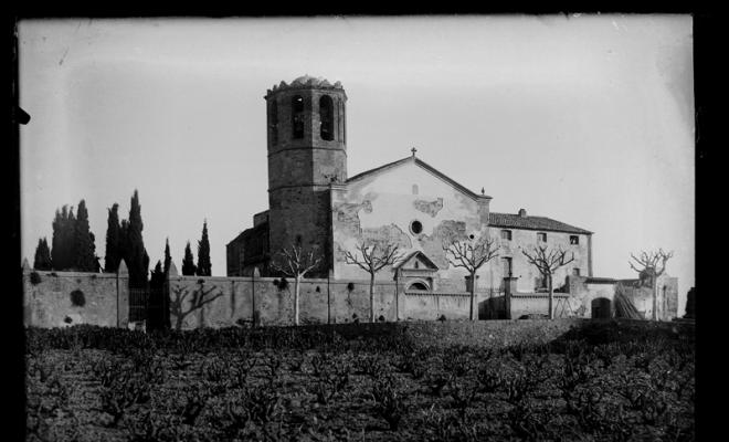 Vista total exterior de l'Església vella i cementiri de Sant Martí de Tours a Cerdanyola del Vallès