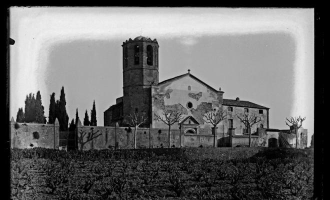 Vista total exterior de l'Església vella i cementiri de Sant Martí de Tours a Cerdanyola del Vallès
