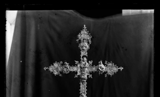 Creu processional amb Jesús crucificat i els quatre evangelistes