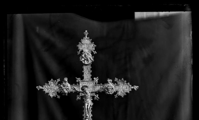 Creu processional amb Jesús crucificat i els quatre evangelistes