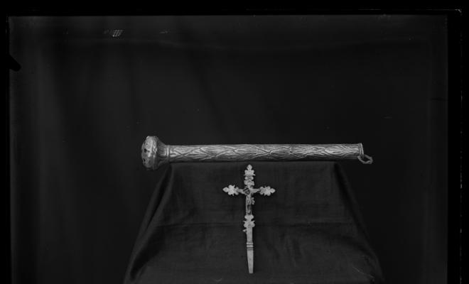 Aixovar litúrgic format per: un salpasser i una creu