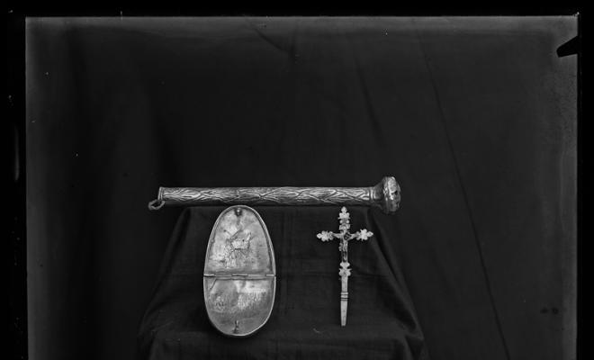 Aixovar litúrgic format per: Un salpasser, una naveta i una creu.
