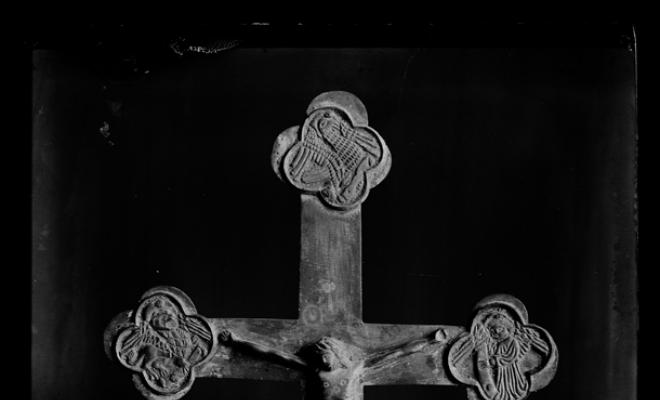 Creu romànica amb Jesús crucificat i els quatre evangelistes