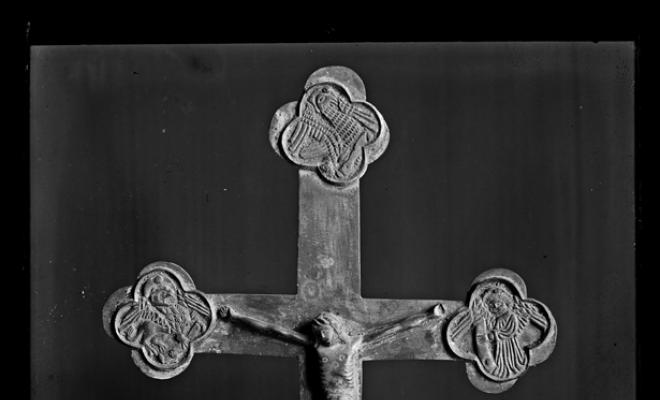 Creu romànica amb Jesús crucificat i els quatre evangelistes