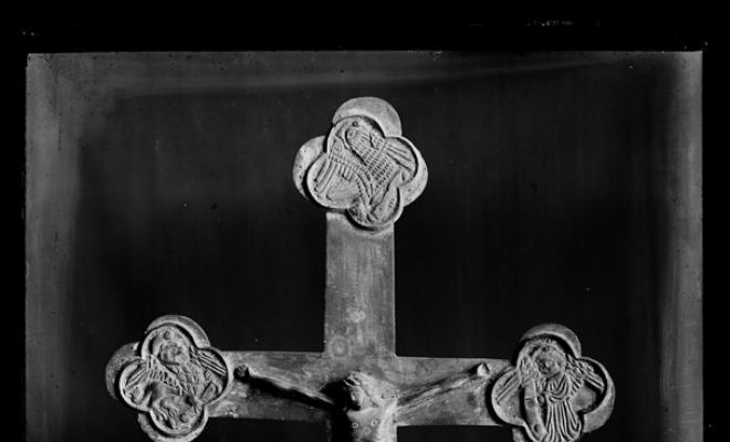 Creu romànica amb Jesús crucificat i els quatre evangelistes