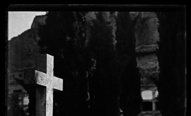 Tomba en un cementiri sense identificar.