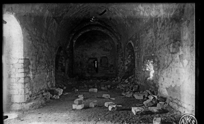Interior de l'església romànica de Santa Maria del Puig de la Creu. Castellar del Vallès.