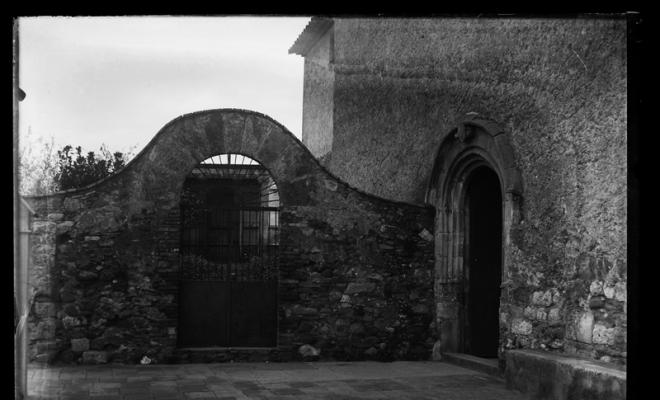 Porta d'entrada a l'església parroquial romànica de Sant Julià d'Altura. Sabadell.