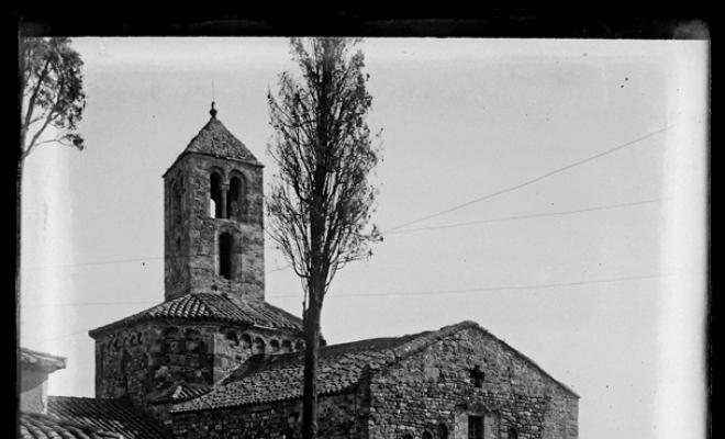 Façana principal de l'església romànica de Santa Maria de Terrassa