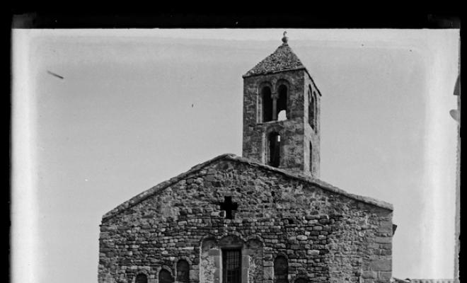 Façana principal de l'església romànica de Santa Maria de Terrassa
