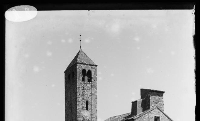 Façana i campanar de l'església romànica de Santa Maria de Barberà