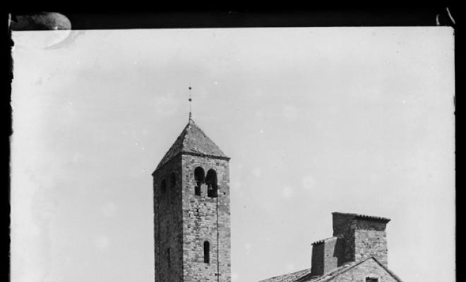 Façana i campanar de l'església romànica de Santa Maria de Barberà