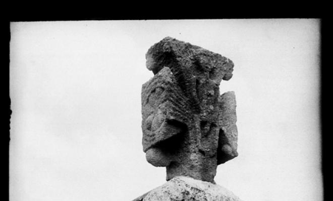 Detall de la creu de l'església romànica de Sant Fruitós de Sentmenat.