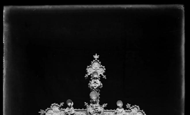 Revers de la creu parroquial de Palau-solità i Plegamans