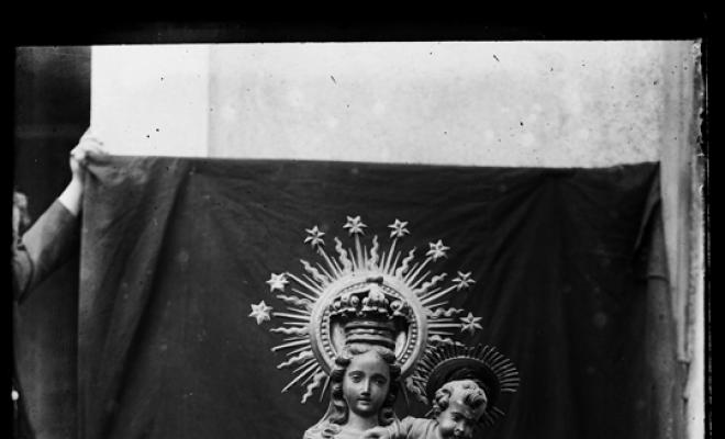Verge  amb el nen Jesús en braços i un cistell d'ous.Església de Sant Quirze i Santa Julita, a Sant Quirze del Vallès