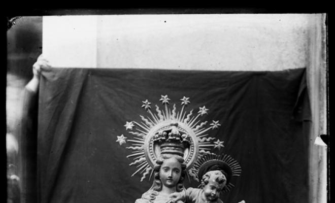 Verge  amb el nen Jesús en braços i un cistell d'ous.Església de Sant Quirze i Santa Julita, a Sant Quirze del Vallès