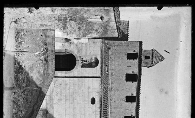 Façana lateral de l'església de Santa Perpètua, a Santa Perpètua de Mogoda.