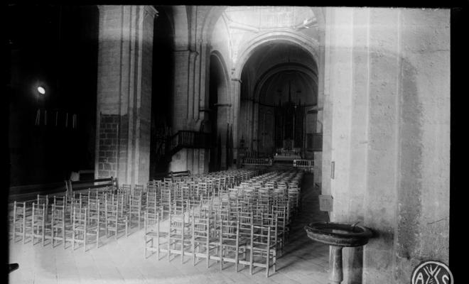 Nau central amb l'altar major al fons de l'església del monestir de Sant Cugat del Vallès