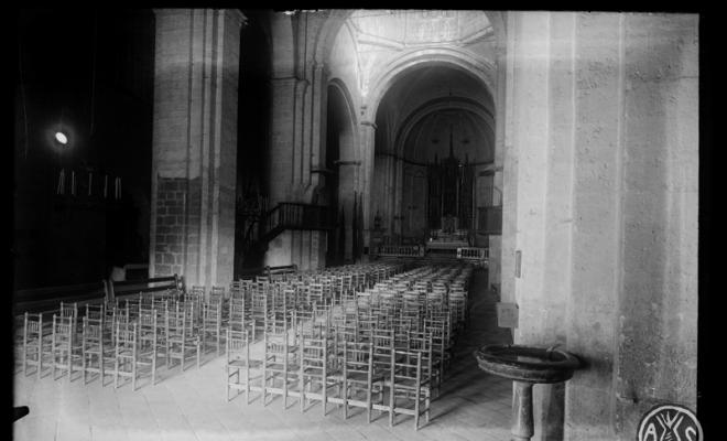 Nau central amb l'altar major al fons de l'església del monestir de Sant Cugat del Vallès