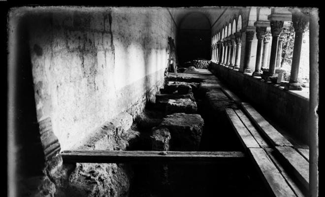 Excavacions arqueològiques en una de les galeries del claustre del Monestir de Sant Cugat del Vallès