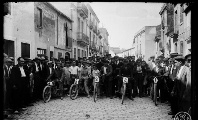 Sortida d'una cursa de motos. Sabadell