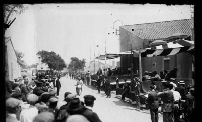 Cursa de vehicles passant per davant del jurat per la carretera de Rubí. Festa Major de Sabadell