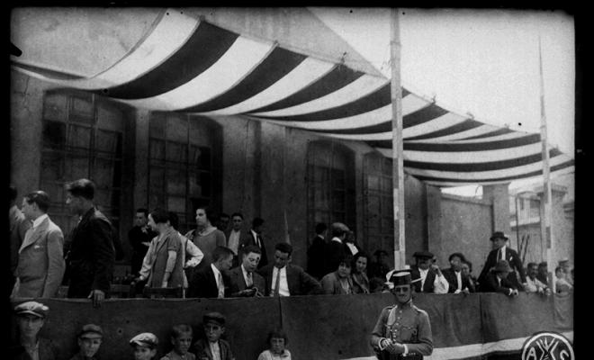 Membres de la tribuna d'una cursa d'automòbils de Festa Major. Sabadell