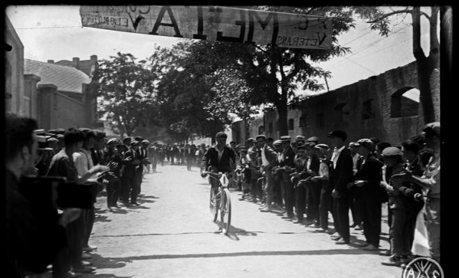 Cursa ciclista arribant a la meta. Sabadell
