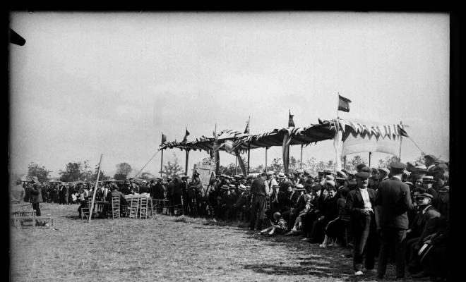 Tribuna a l'aire lliure amb el jurat del concurs de tir de colomí. Sabadell