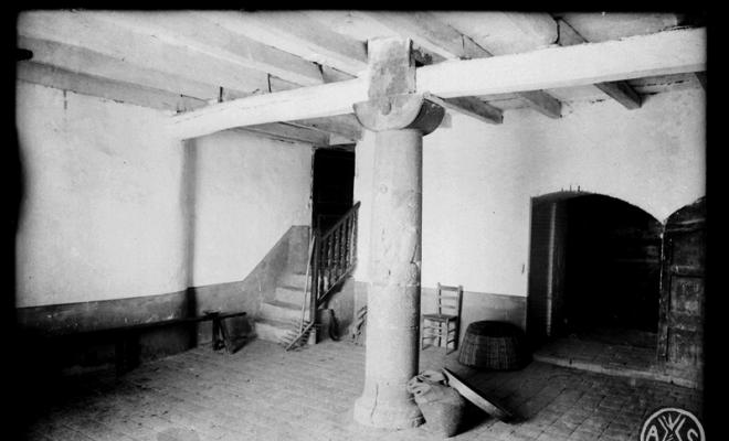 Interior d'una masia sense identificar a Palau-solità i Plegamans