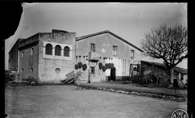 Façana de la masia de Can Planas a Barberà del Vallès