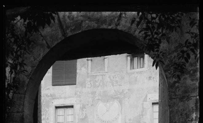 Porta d'entrada i façana del castell de Santiga. Santa Perpètua de la Mogoda