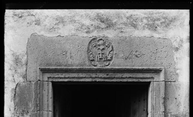 Escut heràldic a la llinda de la capella de la Torre Berardo, també coneguda com Castellarnau. Sabadell
