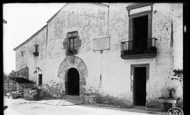 Façana d'una masia sense identificar. Palau-solità i Plegamans