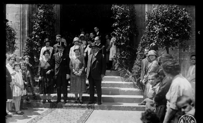 Convidats al doble casament, Artur Arús Trias amb Ramona Bros Pinosa, i Pau Maria Llonch Gambús amb Dolors Arús Trias, a l'església de la Concepció de Barcelona.
