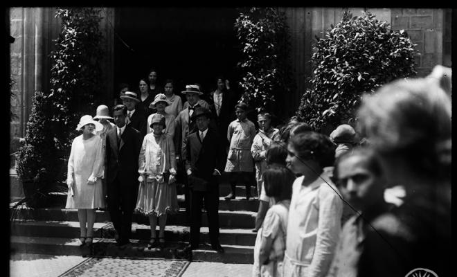 Convidats al doble casament, Artur Arús Trias amb Ramona Bros Pinosa, i Pau Maria Llonch Gambús amb Dolors Arús Trias, a l'església de la Concepció de Barcelona.