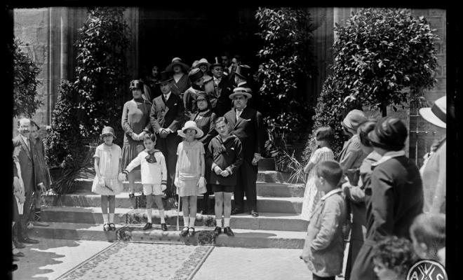 Convidats al doble casament, Artur Arús Trias amb Ramona Bros Pinosa, i Pau Maria Llonch Gambús amb Dolors Arús Trias, a l'església de la Concepció de Barcelona.