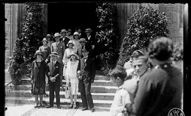 Convidats al doble casament, Artur Arús Trias amb Ramona Bros Pinosa, i Pau Maria Llonch Gambús amb Dolors Arús Trias, a l'església de la Concepció de Barcelona.
