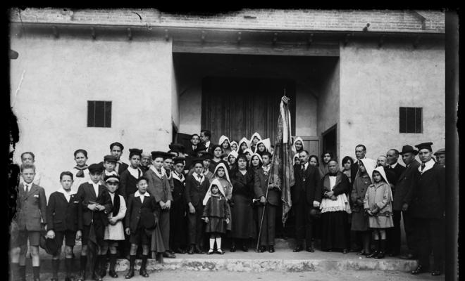 Sortida de la benedicció de la bandera del Pomell de la Joventut.. Sabadell