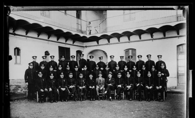 Camp de bombers amb uniforem de la gala al pati de la caserna al carrer Llobet. Sabadell